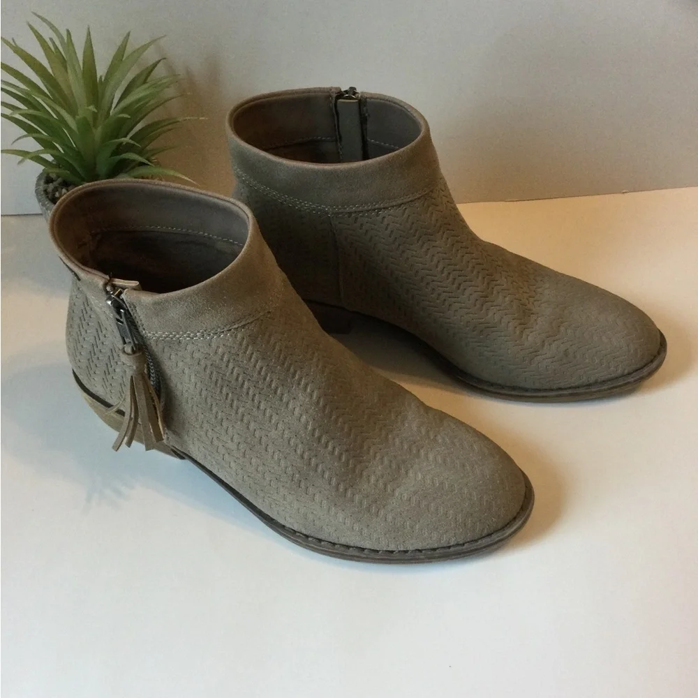 Roxy Light Brown Suede Chic Ankle Bootie Boots with Zipper Tassel Size 7